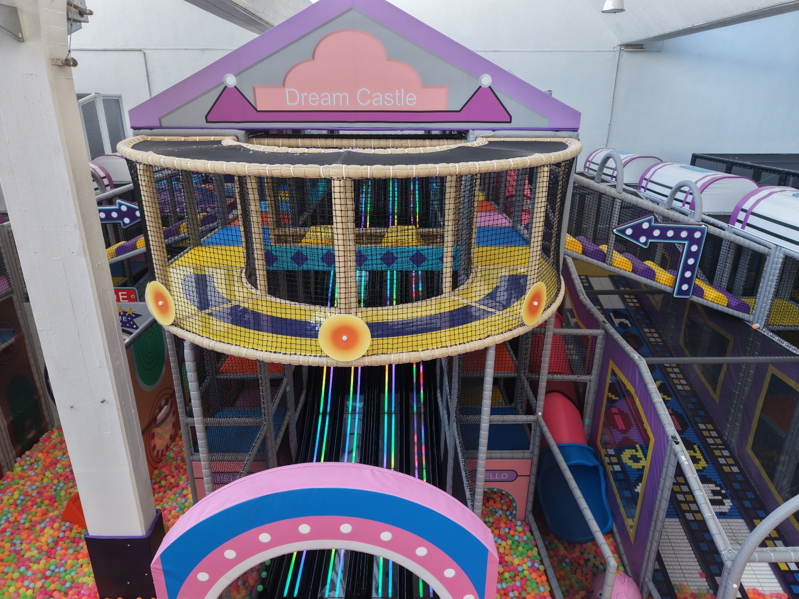 Dream Castle – Kletterturm mit LED-Rutschen und Bällebad