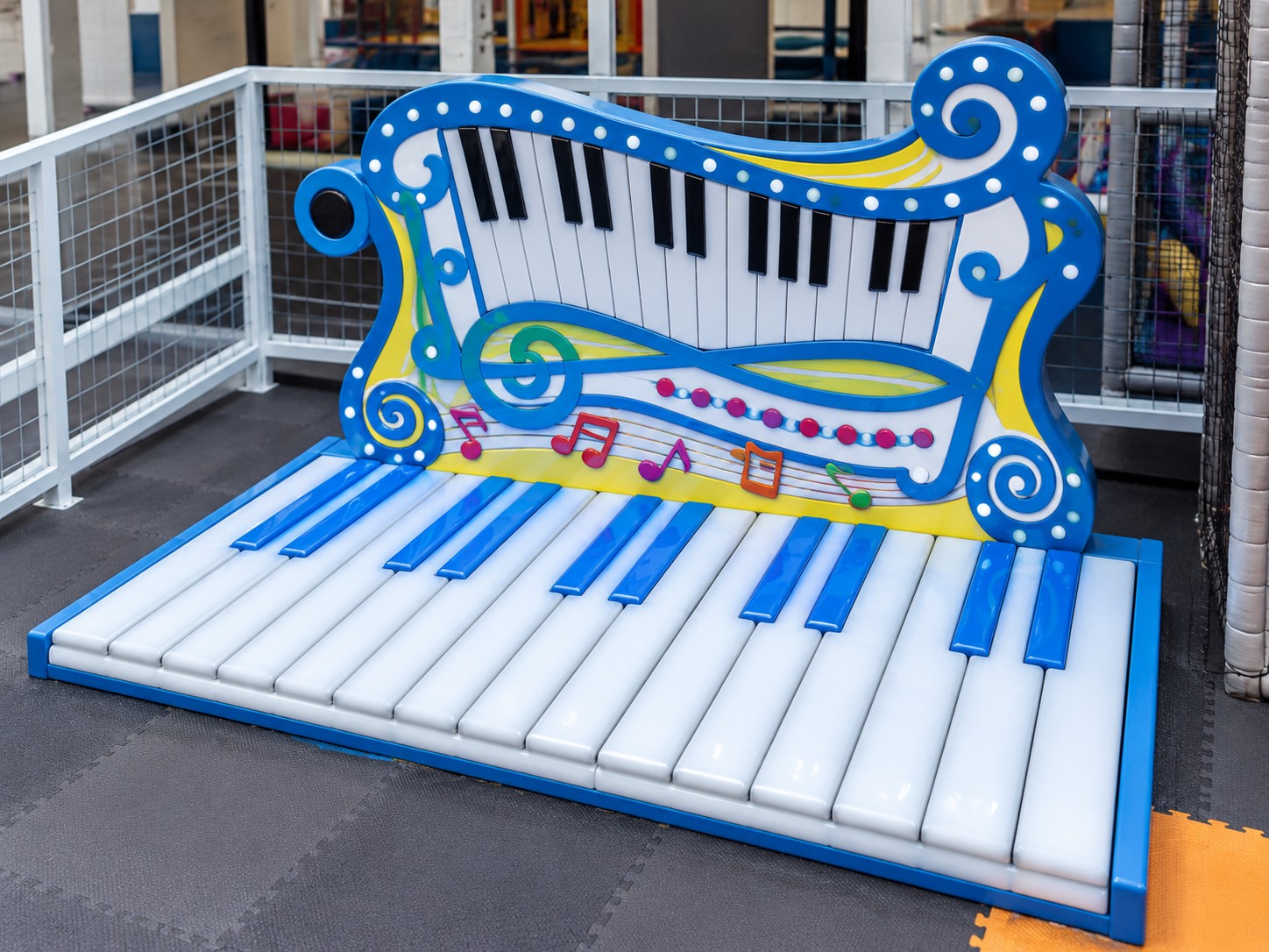 Begehbares Riesen-Klavier im Hii Kids Park Berlin